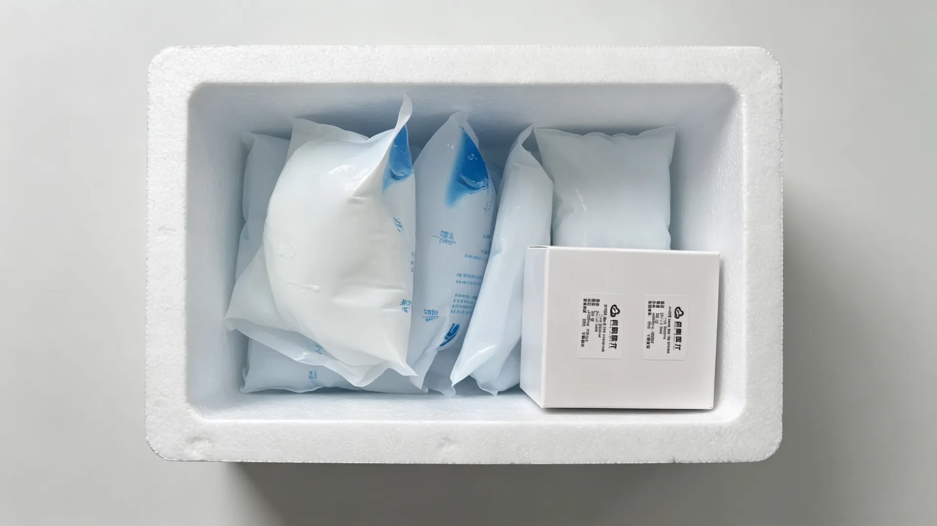 启和生物低温产品使用保温箱和冰袋进行运输包装